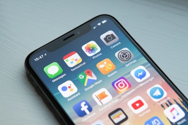 黑马预测28pc神测网APP下载指南文章配图，显示手机下载界面